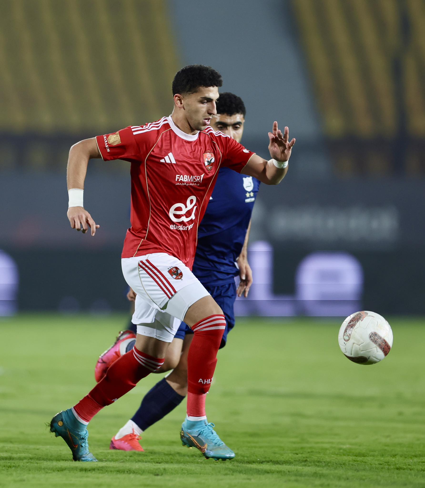 قد تكون صورة كرة قدم، وكرة قدم ونص