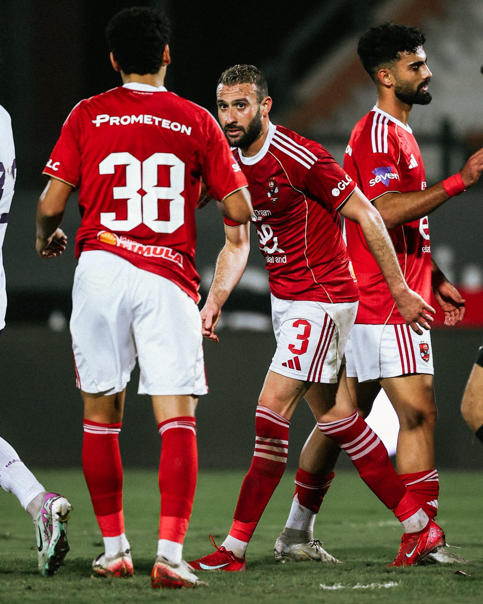 قد تكون صورة كرة قدم، وكرة قدم ونص