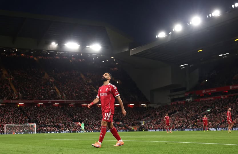 قد تكون صورة كرة قدم، وكرة قدم، وأحذية رياضية بدبابيس ونص