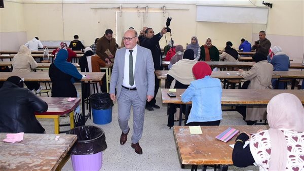 رئيس جامعة سوهاج يتفقد أعمال امتحانات الفصل الدراسي الأول بكلية التكنولوجيا والتعليم
