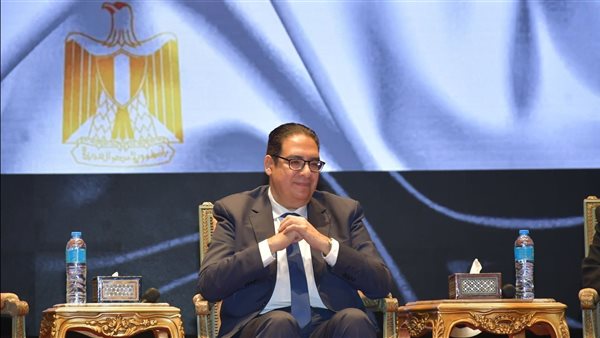 رئيس جامعة القاهرة يهنئ قداسة البابا تواضروس الثاني والأخوة المسيحيين بعيد الميلاد المجيد