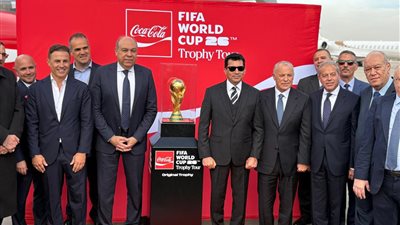 بالصور.. أبو ريدة ووزير الرياضة في استقبال النسخة الأصلية من كأس العالم 2026