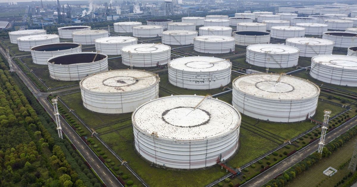 أسعار النفط تتقلب بفعل مخاوف فائض المعروض والتوترات السياسية