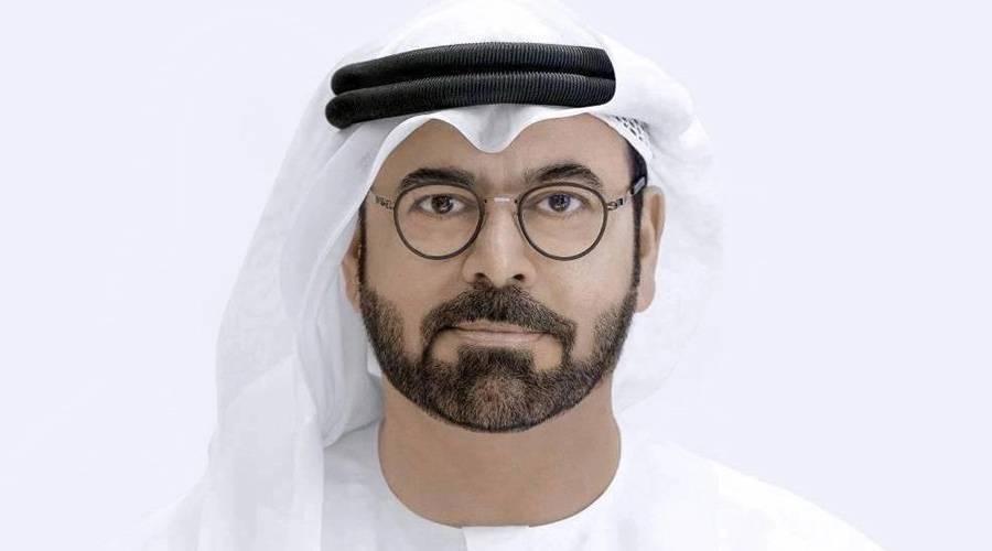 لحظة إبلاغ محمد القرقاوي البروفيسور اللبناني شربل داغر بـ«نوابغ العرب» عن فئة الأدب والفنون