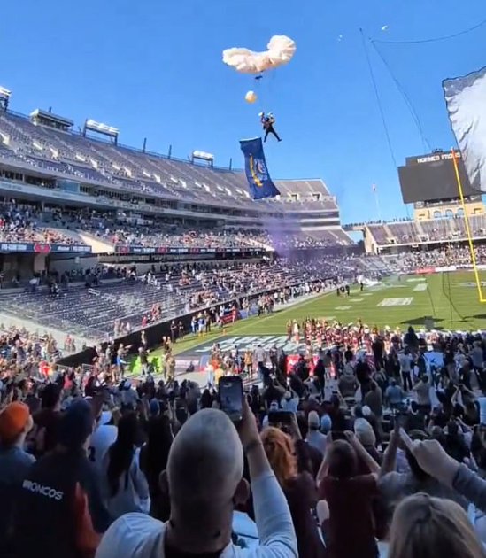 مظلي يسقط على الجمهور خلال مباراة