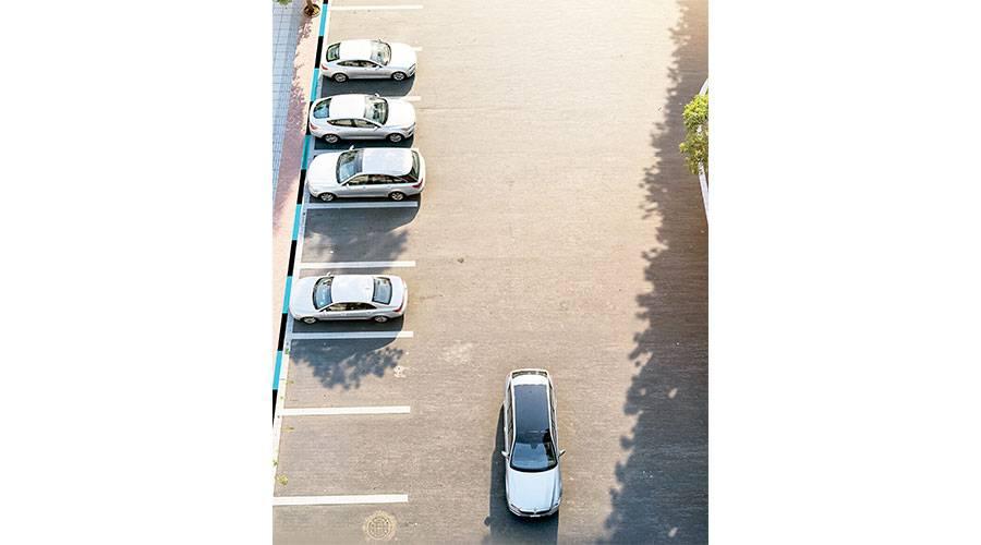 تفعيل نظام المواقف المدفوعة بمنطقة مصفّح في أبوظبي