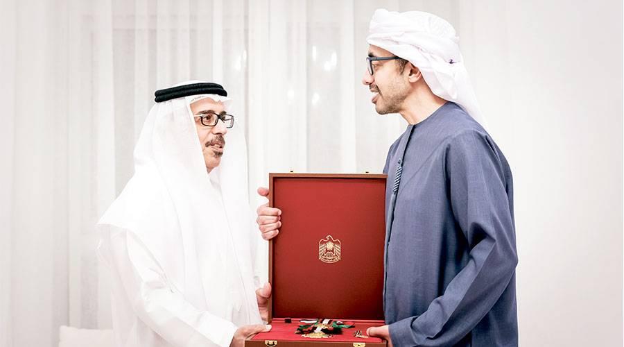 رئيس الدولة يمنح محمد سلطان السويدي وسام زايد