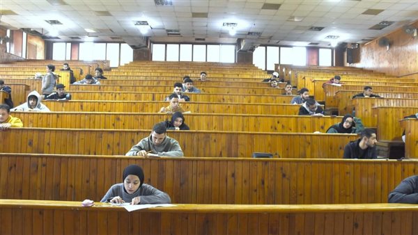 نائب رئيس جامعة عين شمس يتفقد سير امتحانات الفصل الدراسي الأول بكلية التربية