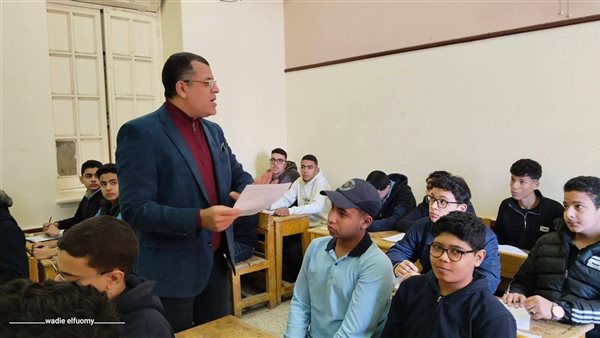 وكيل التعليم بدمياط يتابع انتظام امتحانات النقل ويطمئن على مستوى الأسئلة