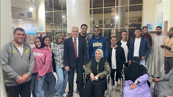 رئيس جامعة أسوان يطمئن على مصابي حادث الإسكان المميز