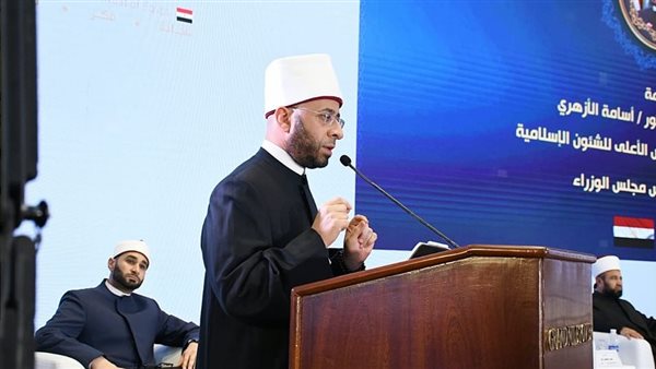 وزير الأوقاف يهدي الكتب المقررة للدارسين بالمراكز الثقافية ومراكز تحفيظ القرآن الكريم