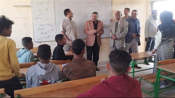 مدير إدارة نجع حمادي يتفقد لجان امتحانات المواد غير المضافة للمجموع