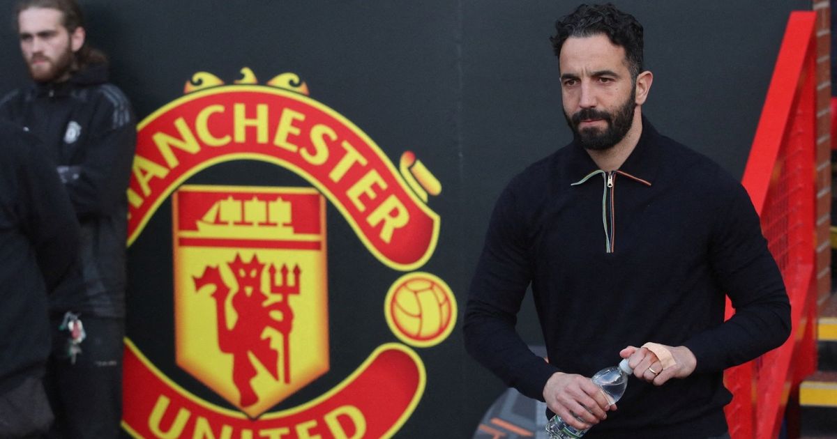 نيفيل يطالب يونايتد بالتوقف عن تجربة المدربين بعد أموريم