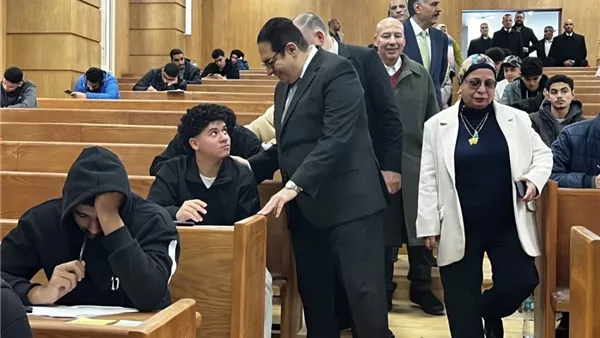 رئيس جامعة القاهرة يتفقد امتحانات الجامعة الأهلية والفرع الدولى ويطمئن على انتظامها