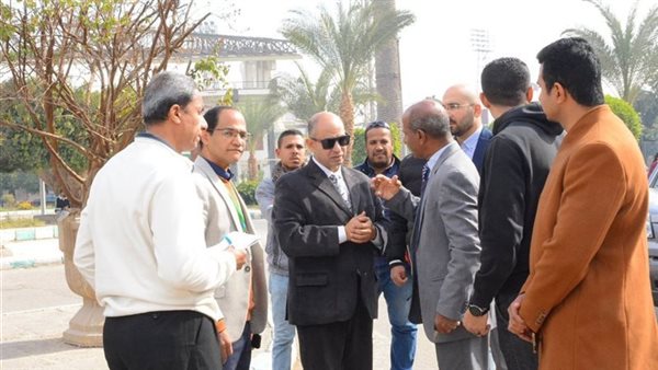 نائب رئيس جامعة أسيوط يتفقد أعمال تجميل الشوارع والمسطحات الخضراء