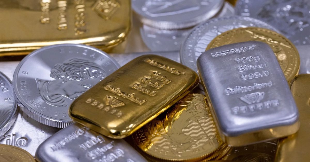 الذهب والفضة يودعان أفضل عام لهما منذ نصف قرن على هبوط