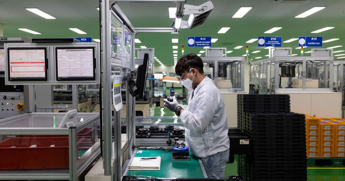 مصانع آسيا تصمد أمام حرب ترمب التجارية وتفاؤل بعام 2026