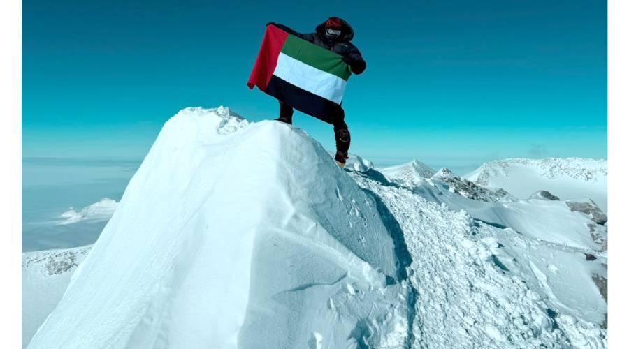 إماراتية أصغر عربية تتسلق قمة جبل فينسون الأعلى في«أنتاركتيكا»