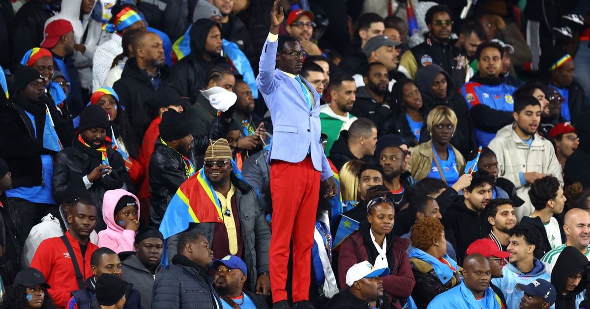 عمورة لاعب الجزائر يعتذر إلى مشجع الكونغو الديمقراطية