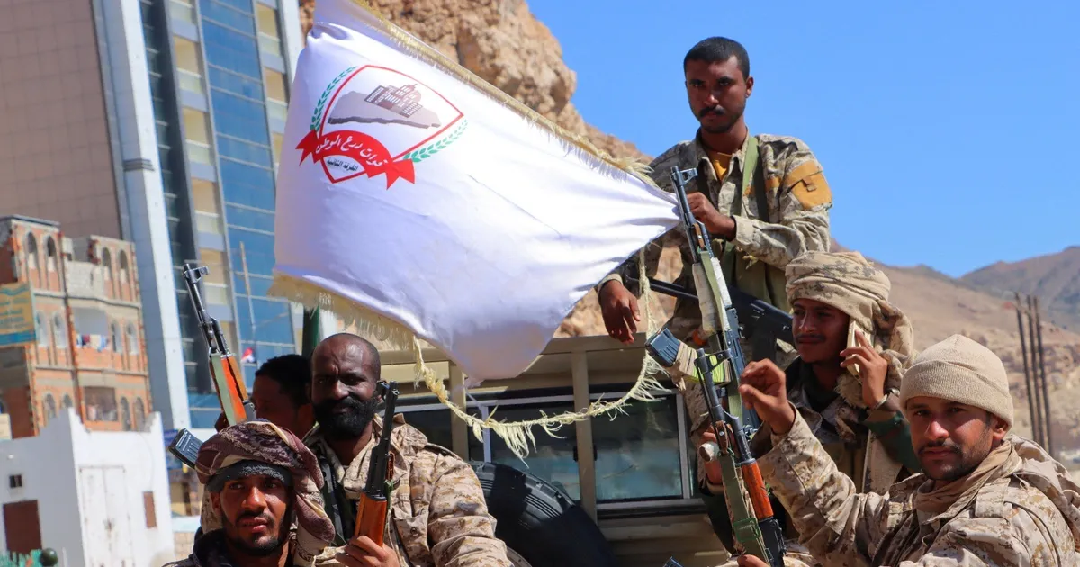 اليمن.. العليمي يعلن نجاح استلام المعسكرات في حضرموت والمهرة