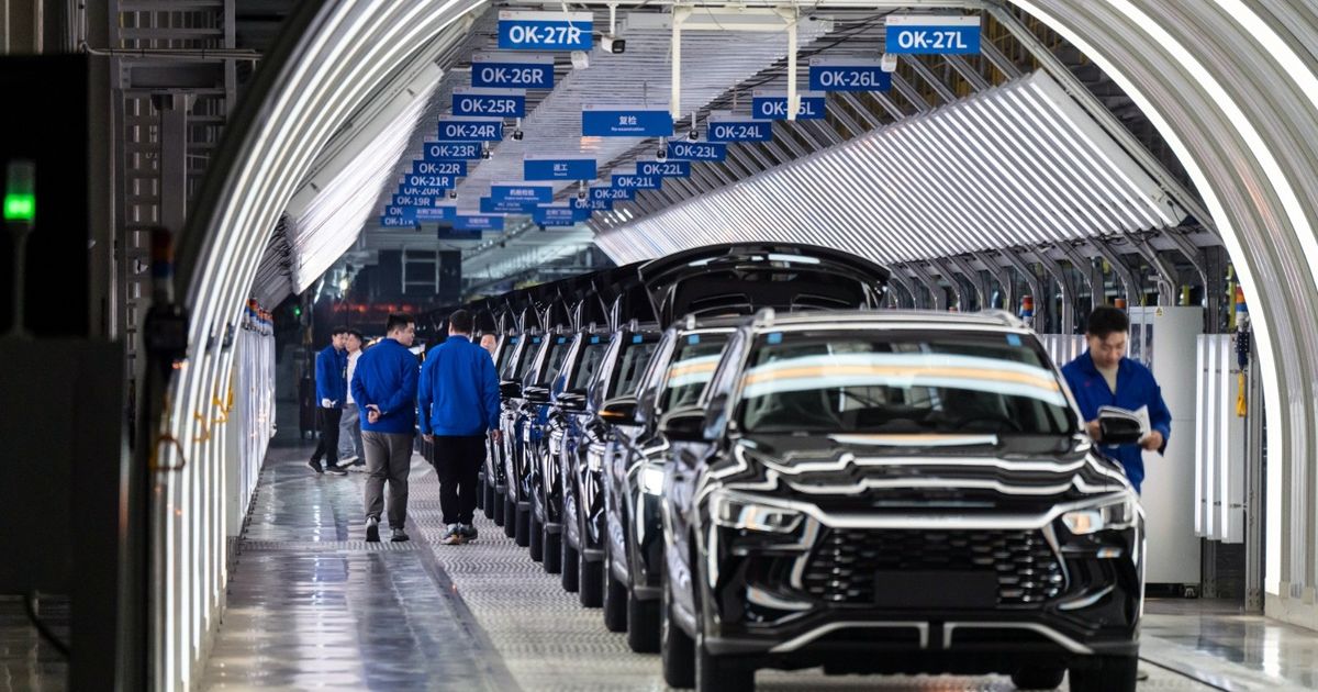 “BYD” تقترب من خطف صدارة سوق السيارات الكهربائية بعد عام صعب