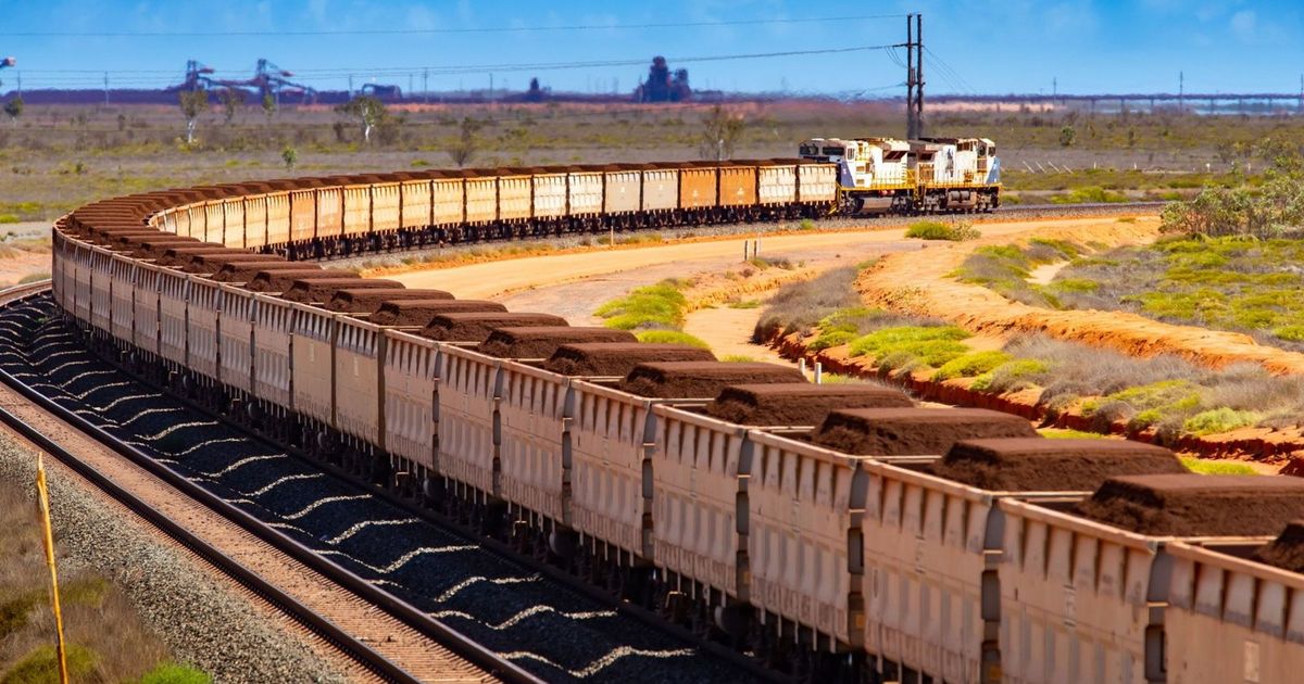 سعر الحديد يبلغ أعلى مستوى منذ فبراير بدعم من الصين والمخزونات