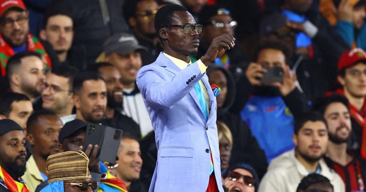 الاتحاد الجزائري يكرّم مشجع الكونغو الشهير ويهديه قميص عمورة