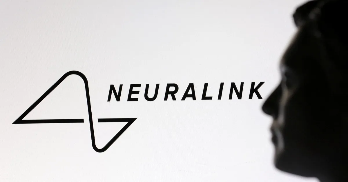 ماسك: “نيورالينك” تخطط لإنتاج كميات كبيرة من شرائح الدماغ