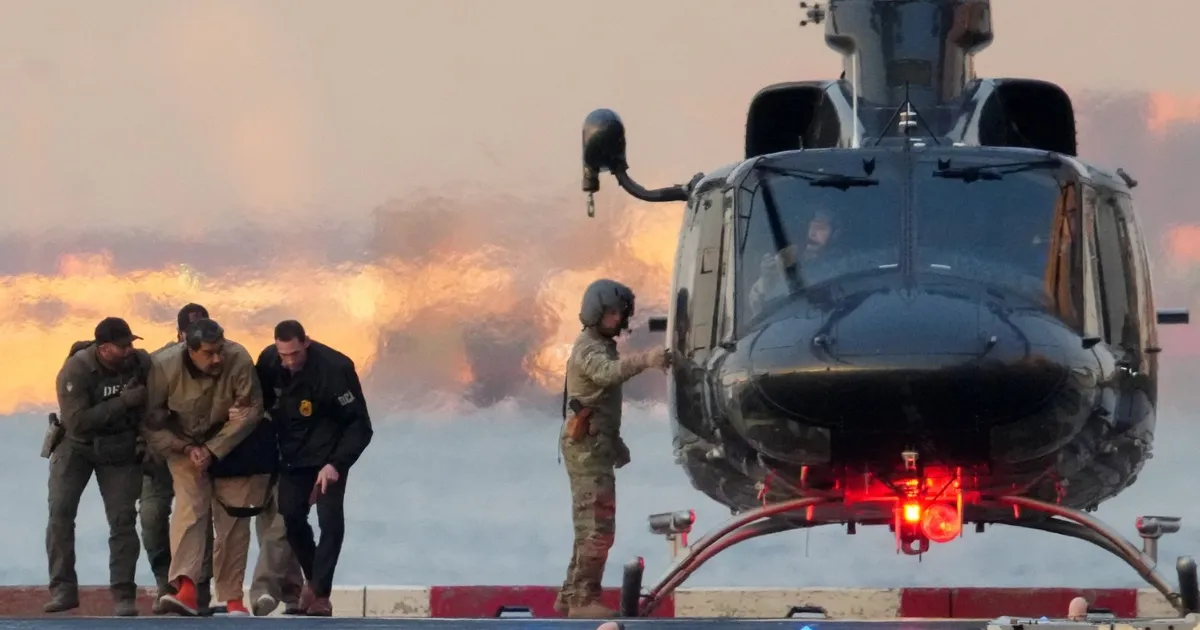 مكبل اليدين وبزي السجناء.. مادورو إلى المحاكمة في نيويورك