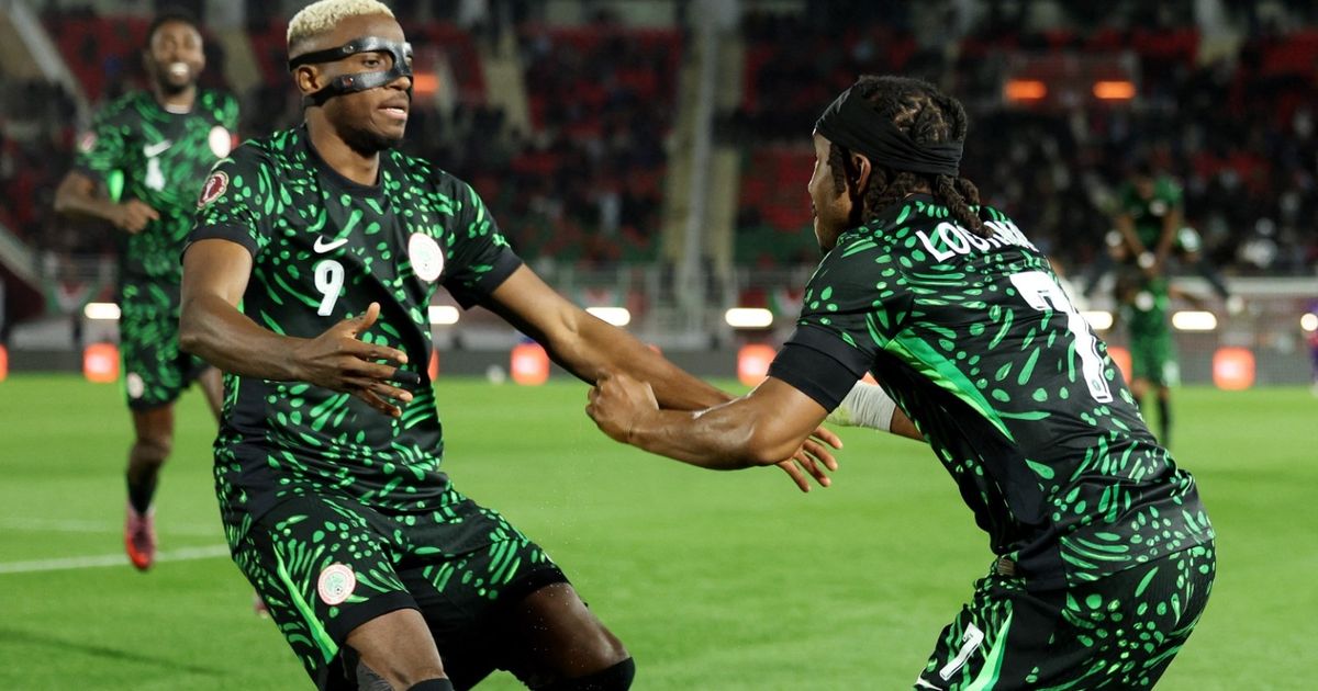 سر الشجار بين أوسيمين ولوكمان والتهديد بترك معسكر نيجيريا