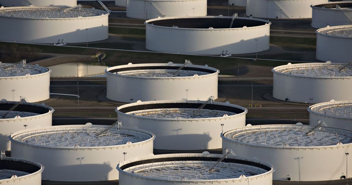 أسعار النفط تنهي العام على أكبر خسارة سنوية منذ 2020