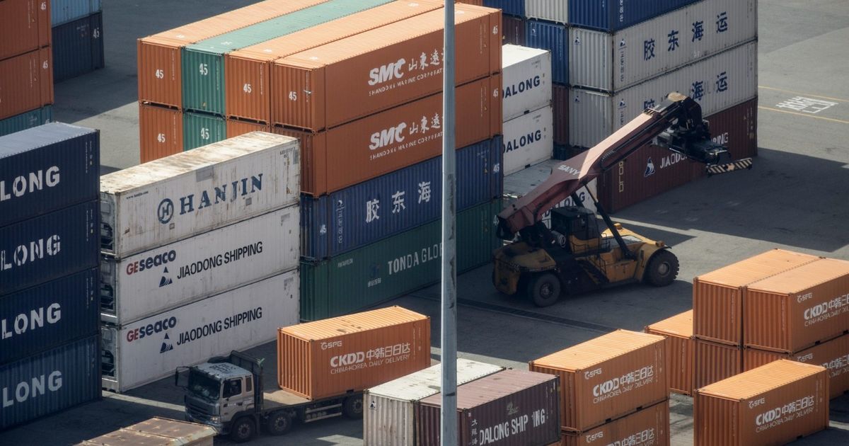 صادرات كوريا الجنوبية تحافظ على الزخم بدعم من الرقائق