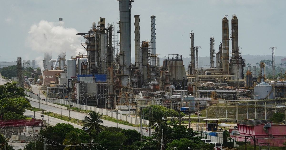 ترمب يطرح تعويض شركات الطاقة لقاء إعادة بناء قطاع النفط الفنزويلي