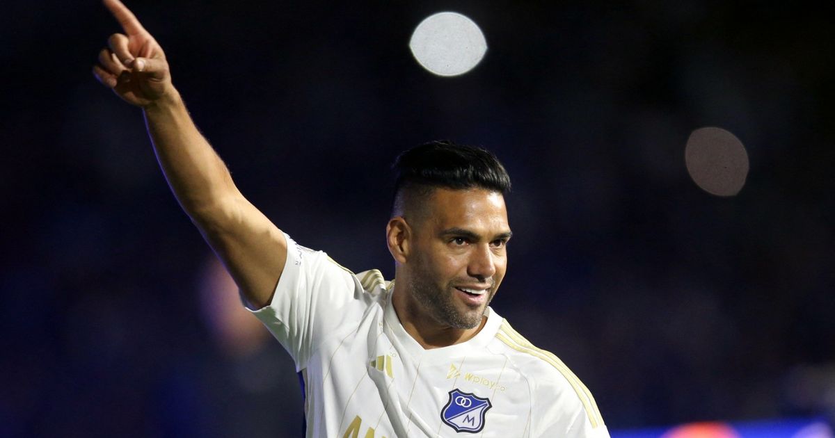 راداميل فالكاو يعود من جديد إلى نادي الطفولة في كولومبيا