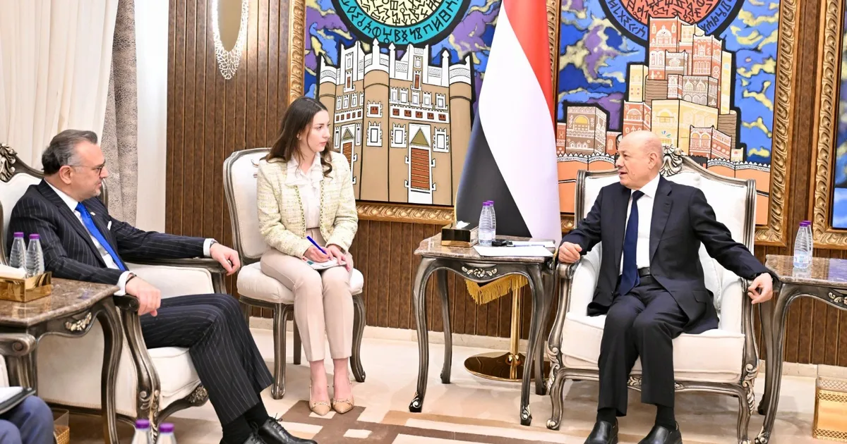 العليمي يبحث مع كبير مستشاري ترمب الأحداث في المهرة وحضر موت