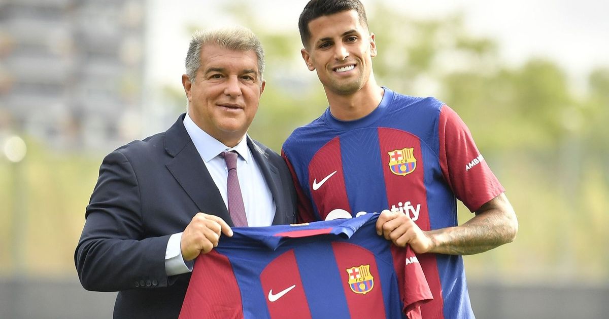 كانسيلو إلى برشلونة؟.. تحول مفاجئ في مستقبل ظهير الهلال