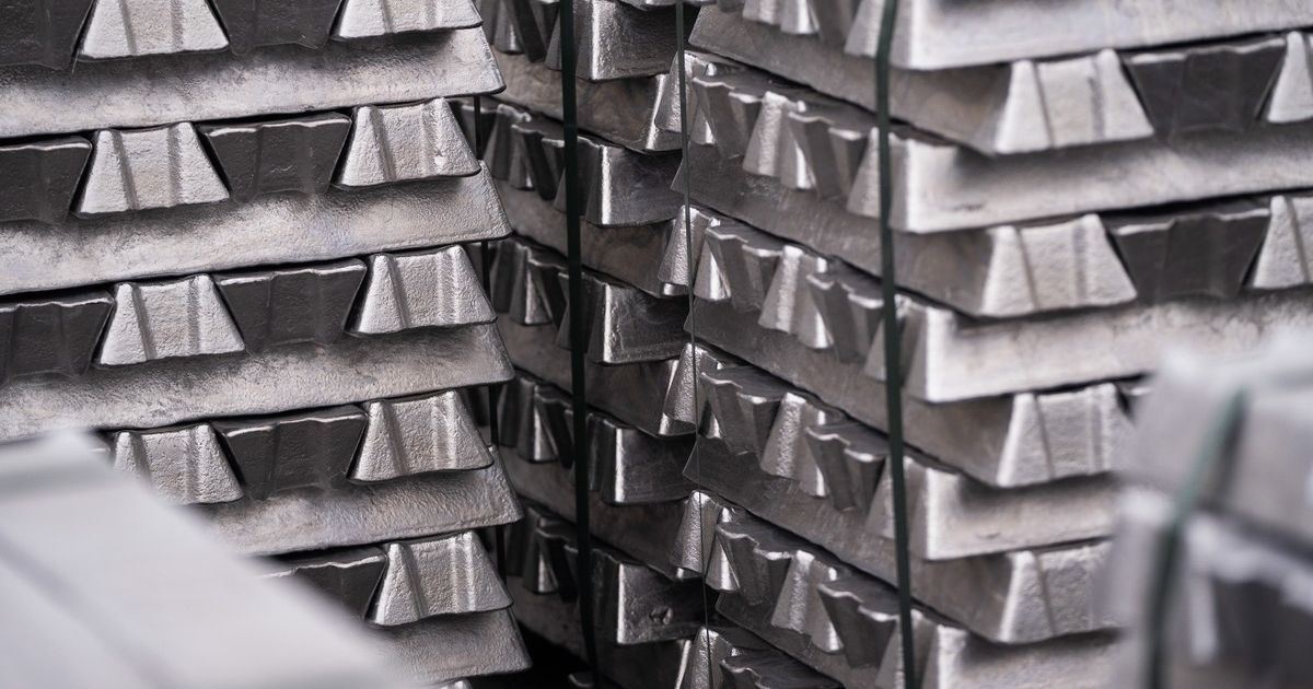 سعر طن الألمنيوم 3000 دولار لأول مرة منذ 2022 وشح مرتقب بالأسواق