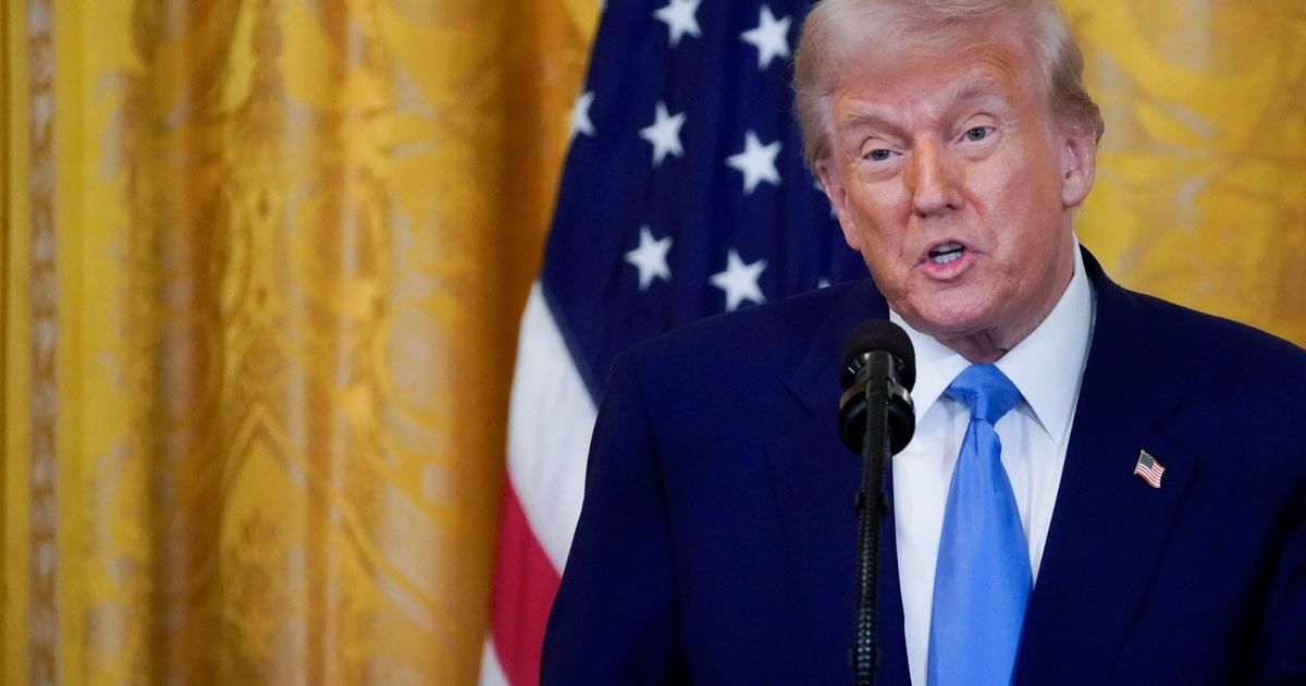 ترمب يوقف صفقة رقائق بين “هيفو” و”إمكور” لدواعٍ أمنية