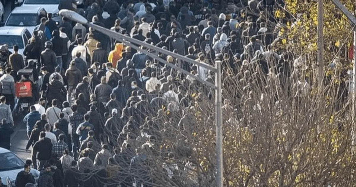 احتجاجات إيران تواصل الاتساع.. والسلطات تعلن سقوط عنصر أمني