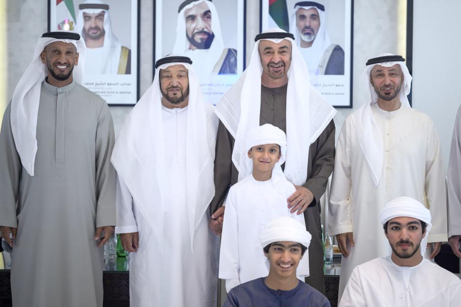 رئيس الدولة يزور محمد بن بطي آل حامد (فيديو)