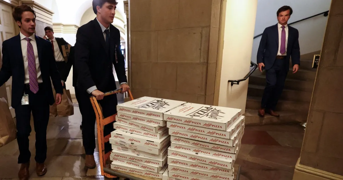 مع تصاعد تهديدات ترمب.. “مؤشر البيتزا” يسجل ارتفاعاً قياسياً