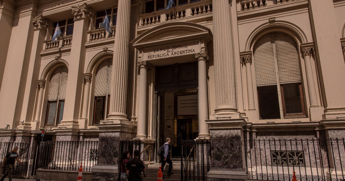 الأرجنتين تبيع الدولار لكبح هبوط البيزو مع بدء تطبيق قواعد جديدة