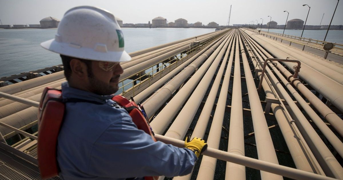 سعر النفط يهبط بأول تداولات 2026 وسط مخاوف الفائض وتوترات السياسة