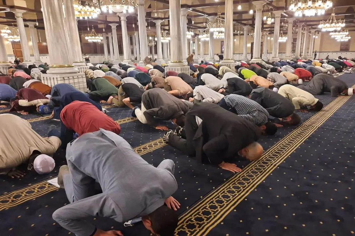 هل صلاة التراويح في المسجد أفضل من البيت؟ عضو فتوى الأزهر يجيب