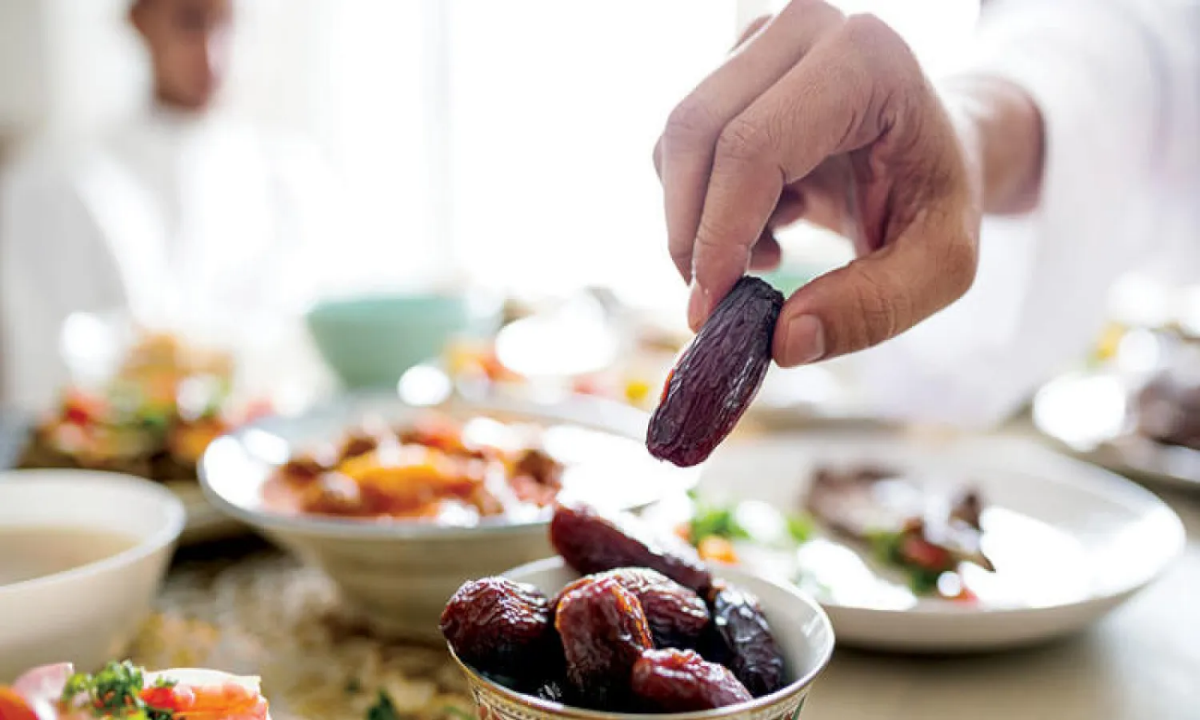 هل يجب انتظار انتهاء أذان المغرب للإفطار؟ أمين الفتوى يجيب