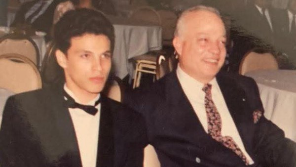 تامر عبدالمنعم ينشر صورة نادرة مع والده الراحل.. والجمهور: “فولة وانقسمت نصين”