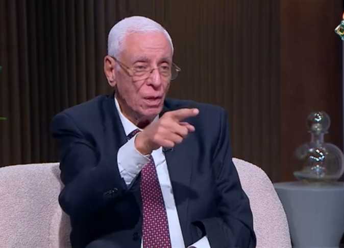 لماذا ترتعش اليدان؟.. حسام موافي يشرح الأسباب والأعراض المرتبطة