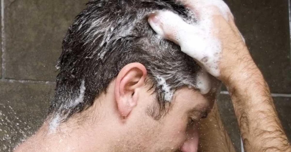 هل تغسل شعرك كثيرًا؟.. نصائح مهمة لتجنب التلف والقشرة