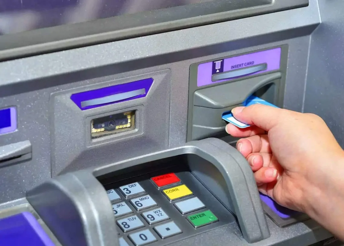 تحذير عاجل من البنوك.. 3 أخطاء تسبب سحب “الفيزا” داخل ماكينة الـ ATM