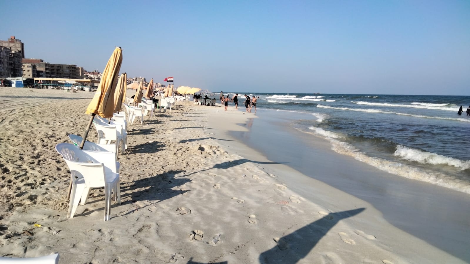 تحذيرات مشددة ومنع نزول البحر بشواطئ العجمي وغرب الإسكندرية لسلامة المواطنين